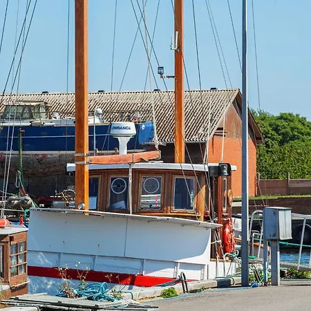 4 Person On A In Daire Borre