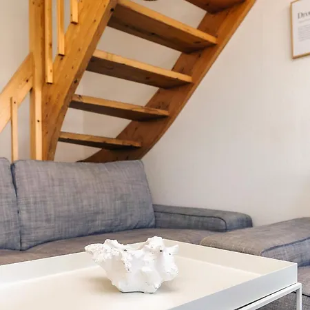 4 Person On A In Daire Borre