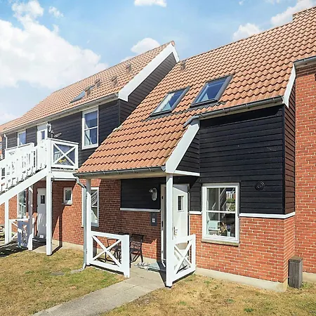 Daire 4 Person On A In