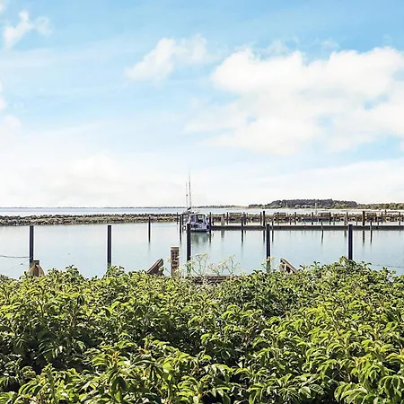 4 Person On A In Daire