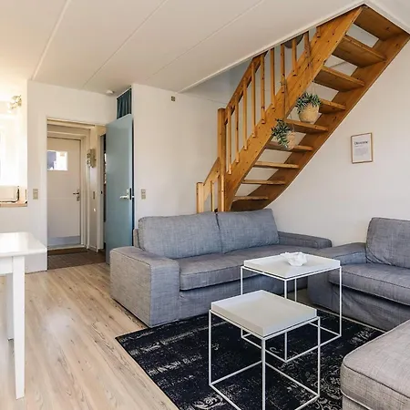 4 Person On A In Daire *