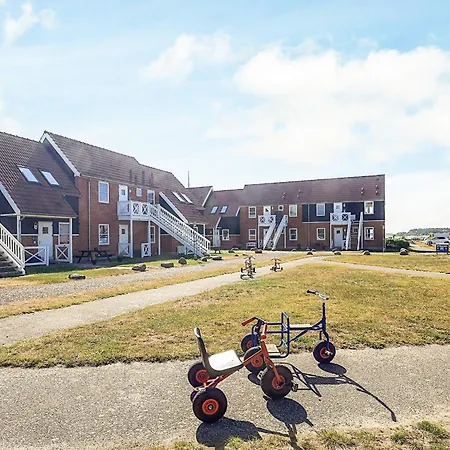 Daire 4 Person On A In *