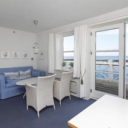 4 Person On A In Daire Borre